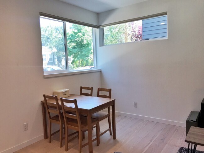 Building Photo - Gorgeous, Airy Townhome on Treelined Stree...