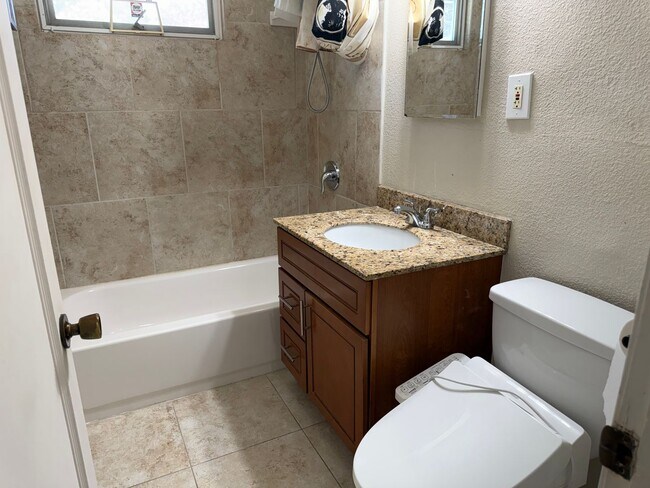 Building Photo - Pleasant Living in Pleasant Hill