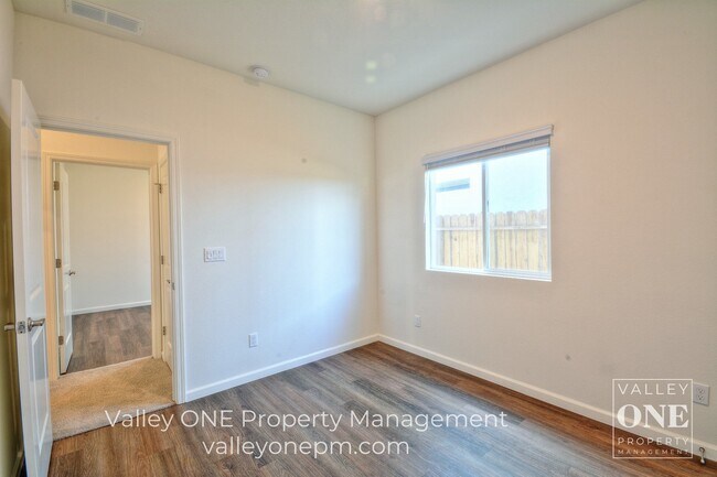 Building Photo - 4 bedroom, 2 bath, pet-friendly NEWER HOME with Solar