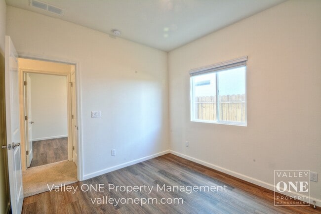 Building Photo - 933 Tipton Ln
