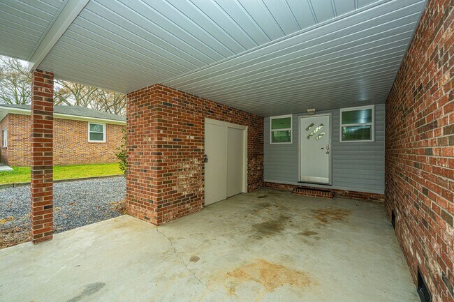 Building Photo - Charming Hanahan Ranch with Hardwood Floor...