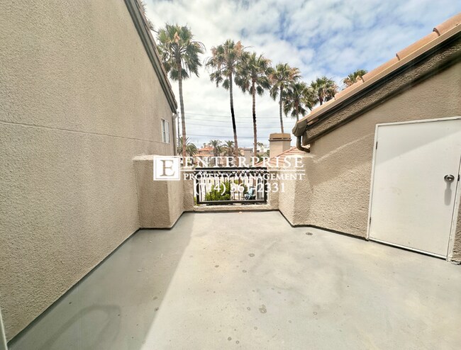 Building Photo - Top-Floor 2-Bed Condo in Huntington Beach | Walk to Beach