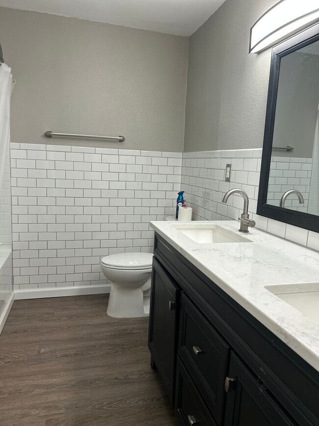 Building Photo - Century 21 Gold Rush - 3 bed, 1 bath (Fair...