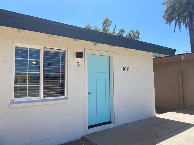 Building Photo - 1011 E Amelia Ave