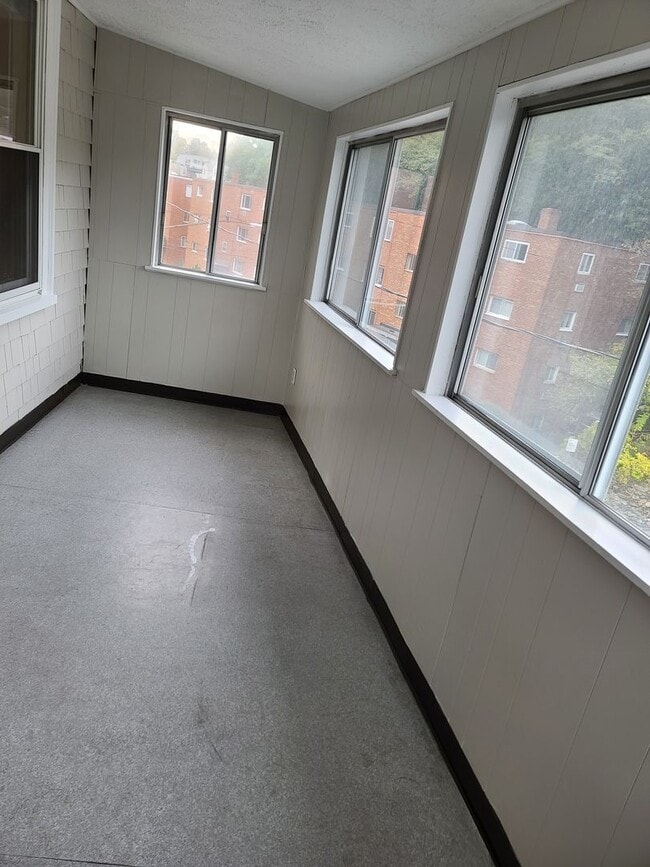 Building Photo - Huge 4 bed unit in the heart of Oak Square!