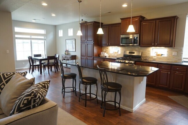 Building Photo - Partially Furnished (or unfurnished) Singl...