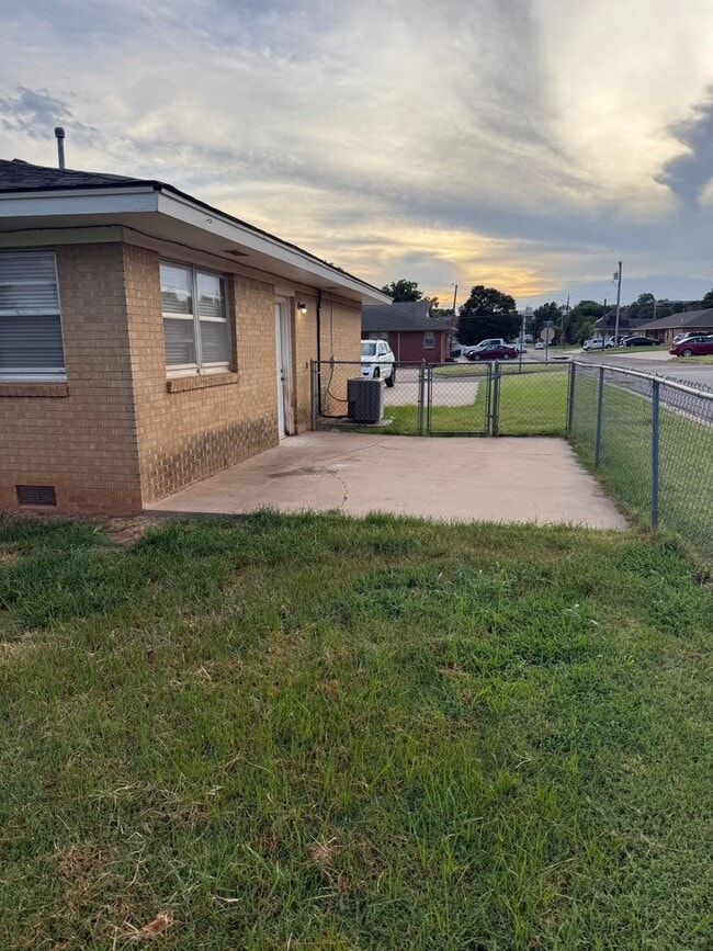 Building Photo - Updated 3 bedroom Near SWOSU $1.200/month
