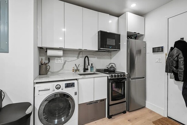 Building Photo - 241 W 75th St