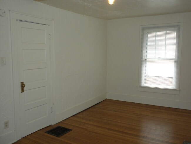 Building Photo - 2 Bedroom Home-Downtown