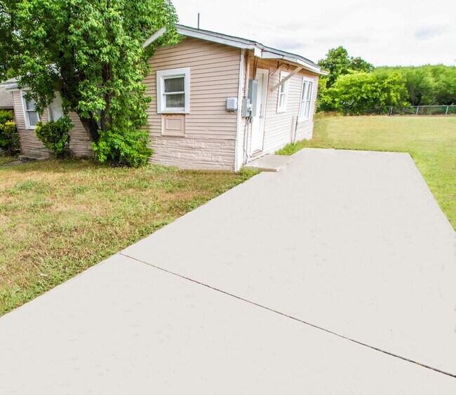 Building Photo - Spacious Cozy Home in Eastlawn