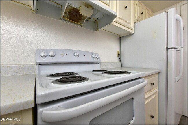 Building Photo - 6201 ESCONDIDO Dr