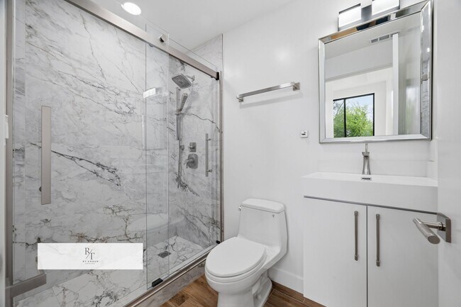 Building Photo - Luxury Modern Living with Stunning LA Skyline Views