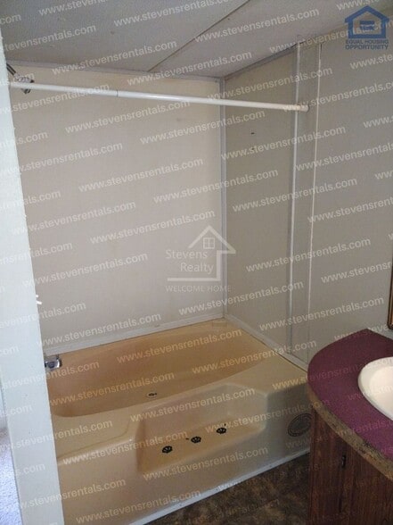 Building Photo - 211 Holly Berry Ln