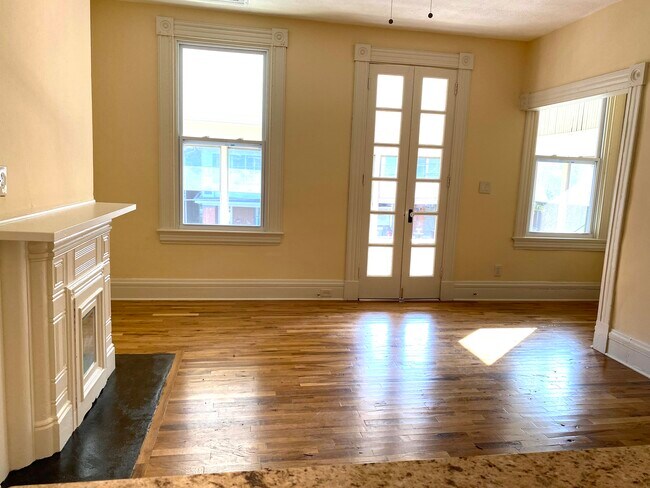 Living room looking from kitchen - 1911 Scott Blvd