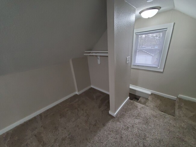 Building Photo - 2 Bedroom, 1 Bathroom rental home with gar...