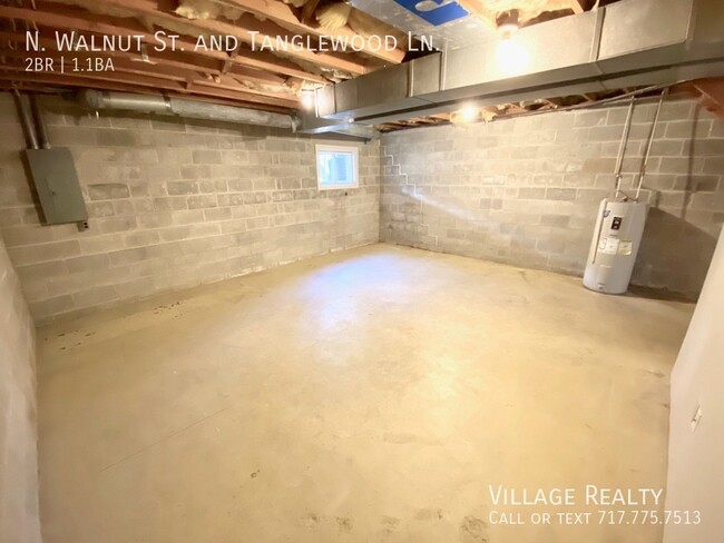 Building Photo - Spacious END-UNIT 3-BR Townhome in Dallast...