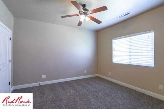 Building Photo - Dog Friendly, Pleasant 4 Bedroom, 2.5 Bathroom Townhome