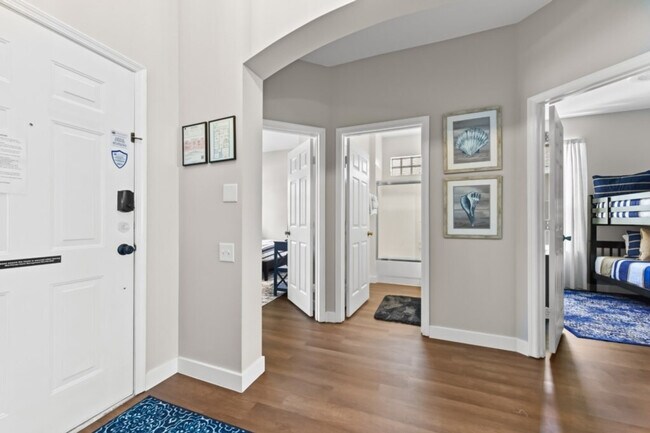Building Photo - 8022 King Palm Cir