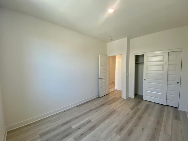 Building Photo - Luxury 3 br townhome Save up to $350 Each ...