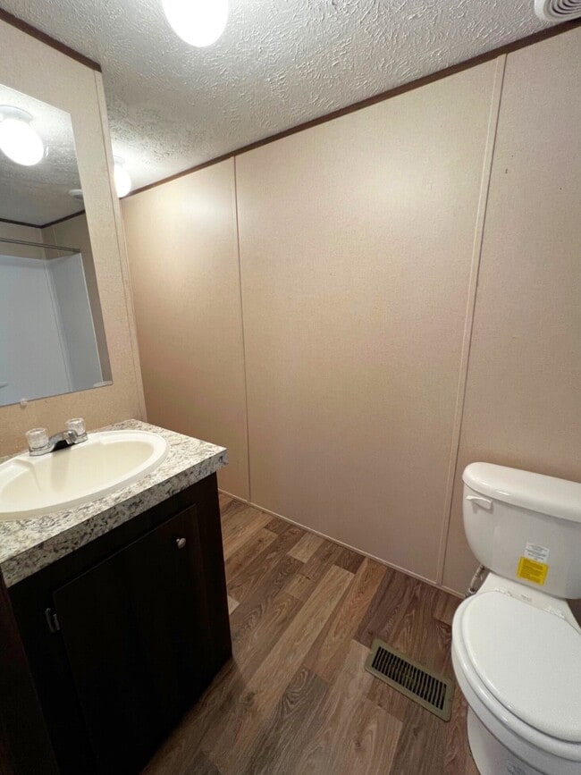 Building Photo - 1000 Maple Hls Pk