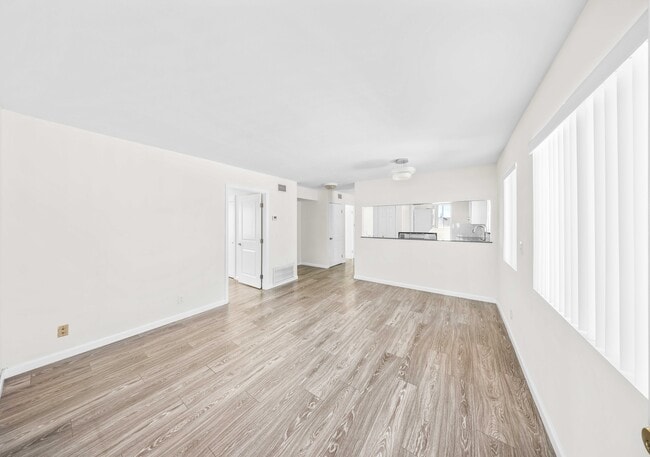 Building Photo - 10225 Fernglen Ave