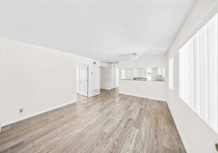 Building Photo - 10225 Fernglen Ave