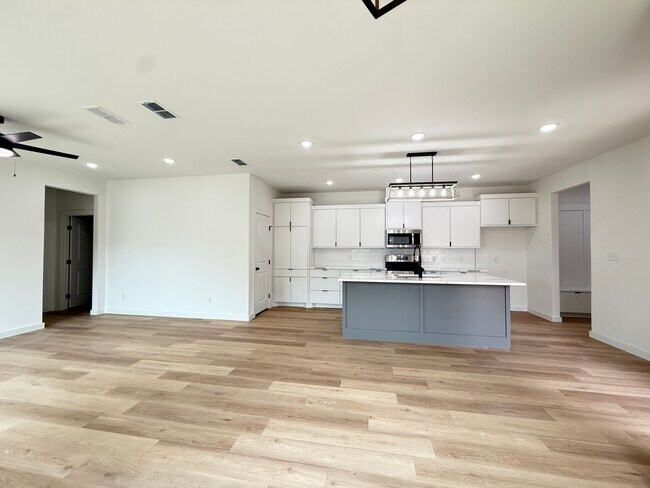 Building Photo - Spectacular Town-Home in West Lubbock!