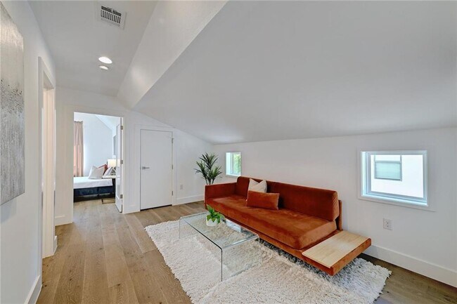 Building Photo - 5506 Evans Ave