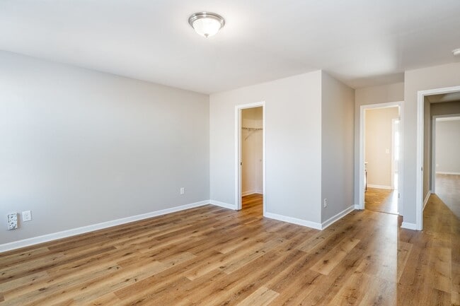 Building Photo - Spacious 5-Bed, 3.5-Bath Residence with 4,003 Sqft, Master on 1st Floor, Elegant Design, & Versat...