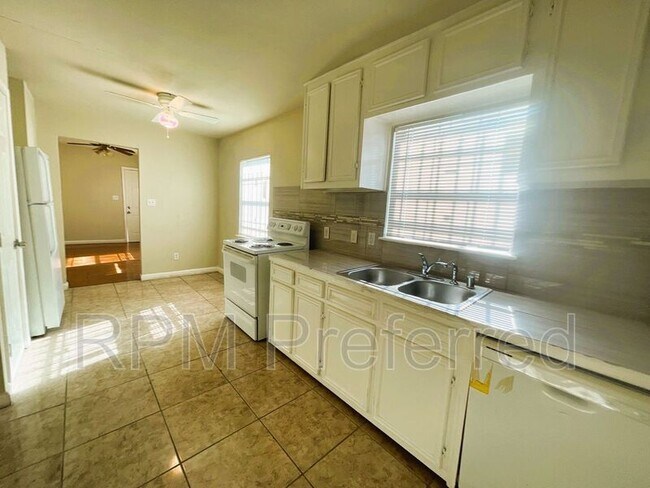 Building Photo - 3813 Drew St