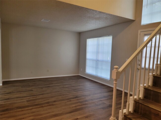 Building Photo - 9315 Southleigh Dr