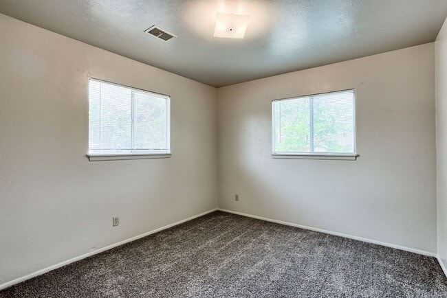 Building Photo - 2110 Applewood Rd