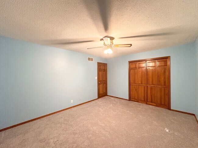 Building Photo - Stunning 5-Bedroom Home in Eagle Crest subdivision