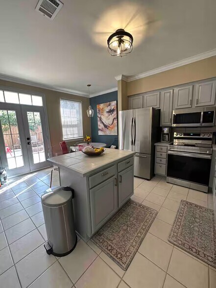 Building Photo - 2210 Christian St