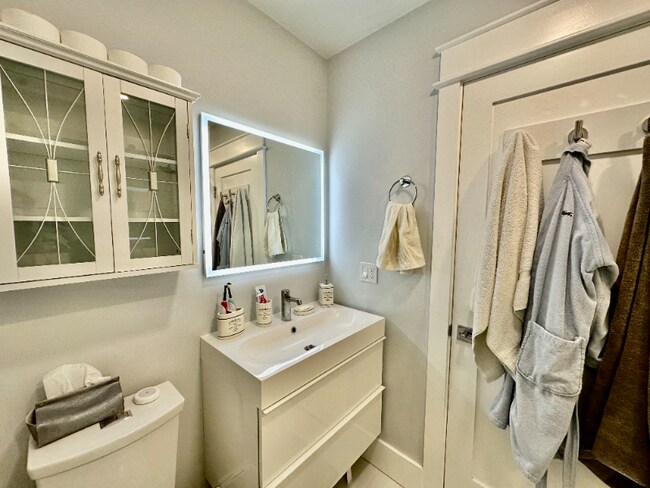 Building Photo - 326 Chelsea St