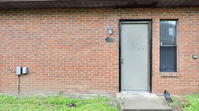 Building Photo - 1 Bedroom Townhouse Apartment