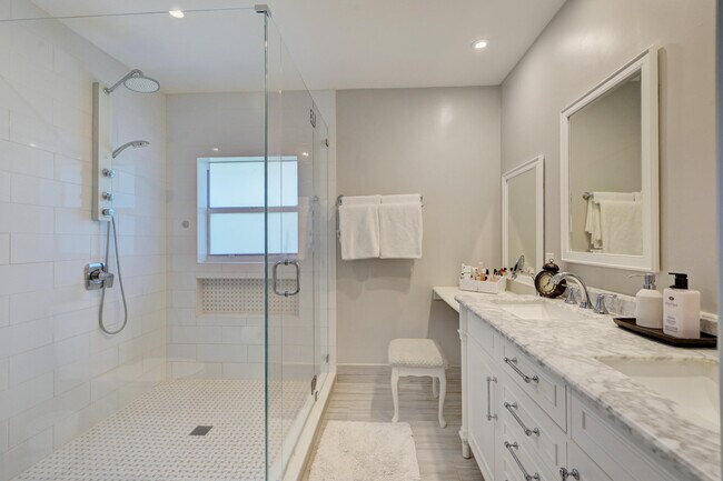 Building Photo - 6833 Bianchini Cir