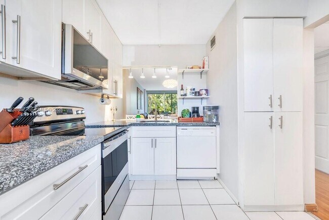 Building Photo - 105 Royal Pk Dr