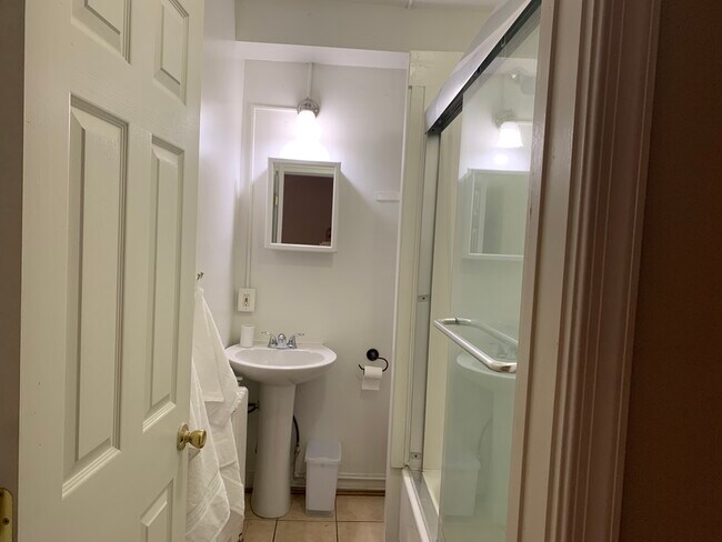 Building Photo - 1003 S Charles St