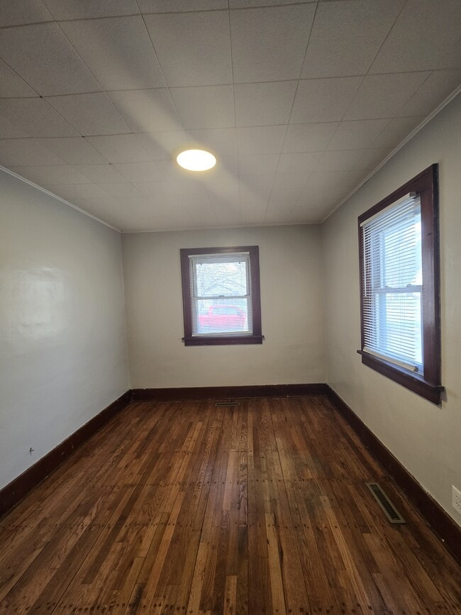 Building Photo - 526 N Martinson Ave