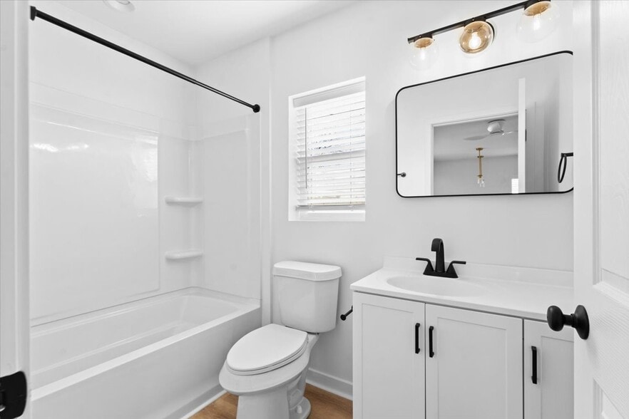 Building Photo - 1440 Lakepointe St