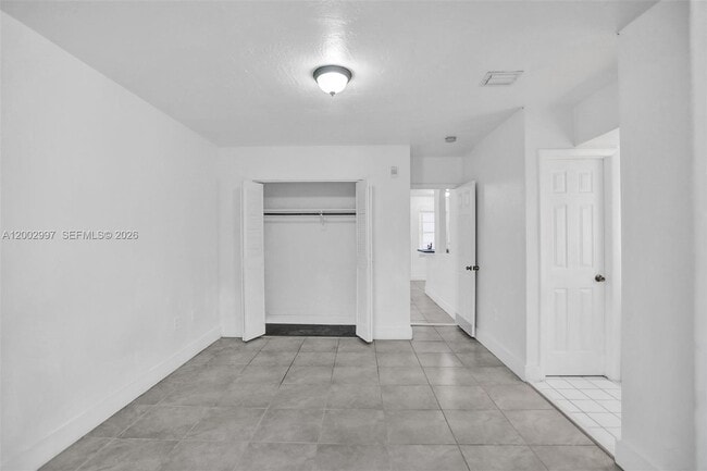 Building Photo - 1860 Venice Park Dr