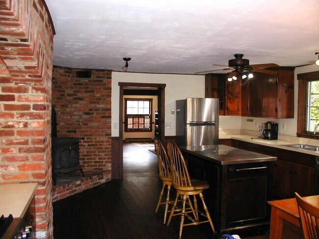 Building Photo - 3 bedroom – 1.5 Bath House