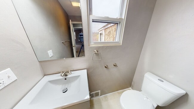 Building Photo - Renovated 2 Bed /1 Bath Single Family Home...
