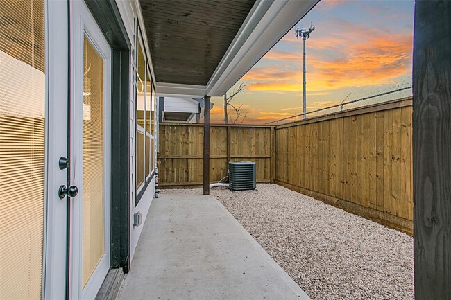 Building Photo - 1024 Melneeka Ln