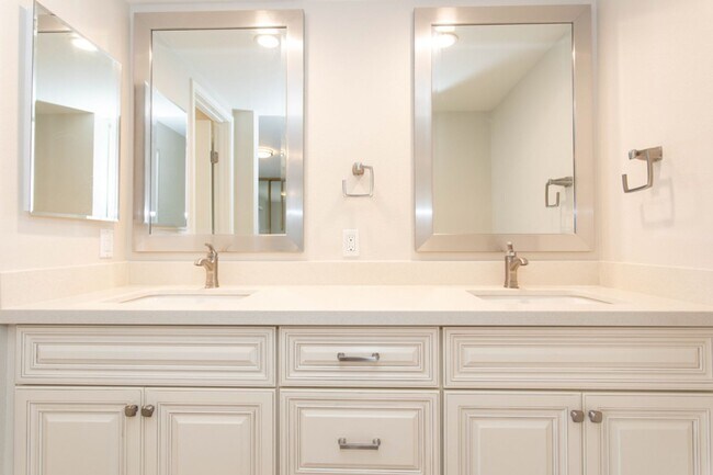 Building Photo - Beautiful 4 bed/2 bath single-story home w/ocean view! Close to the Beach & Carlsbad Village!