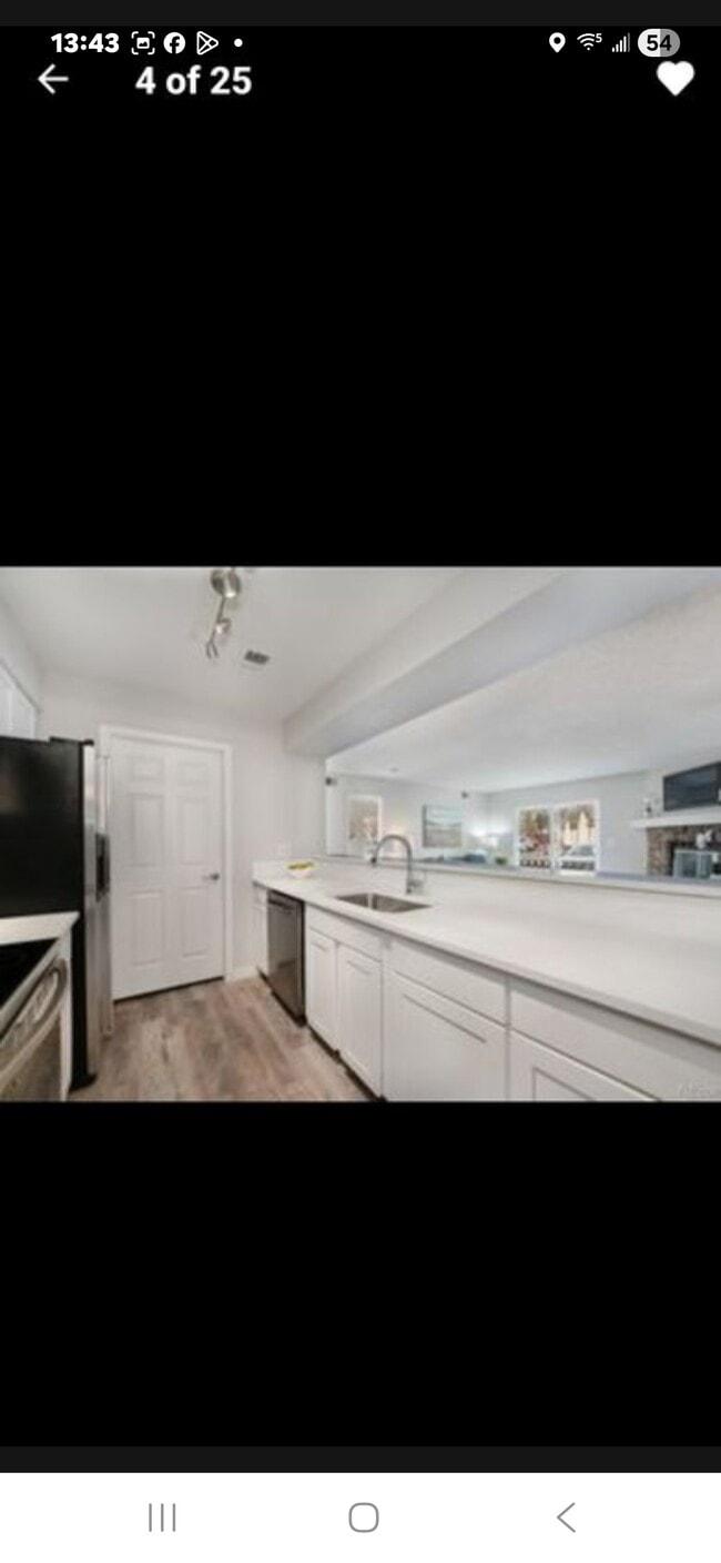 Building Photo - 12093 W Cross Dr