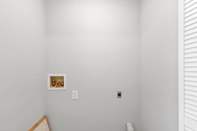 Building Photo - Master Suite with Balcony!!! Completely remodeled 2 level townhome close to the beaches of Surfside!