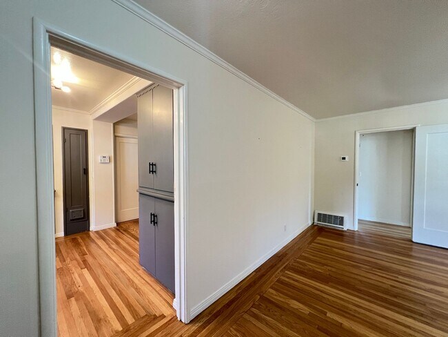 Building Photo - 2 Bedroom/1 Bath Available in Oakland!