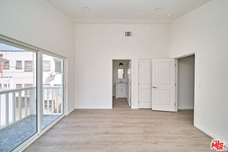 Building Photo - 830 S Norton Ave